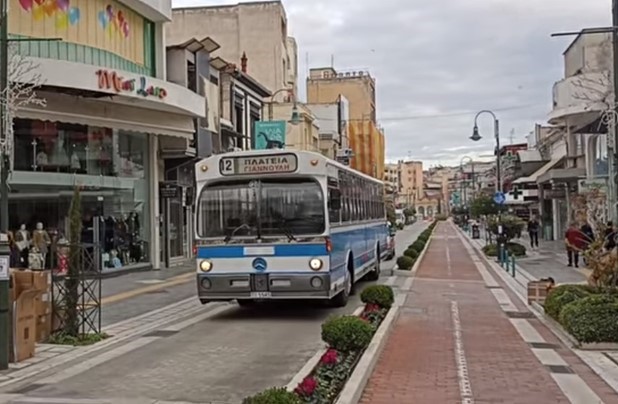 Tο ιστορικό Mercedes-Benz στους δρόμους της πόλης (video)